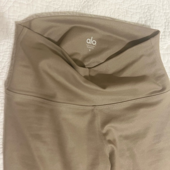 ALO Yoga Pants - Alo airlift legging